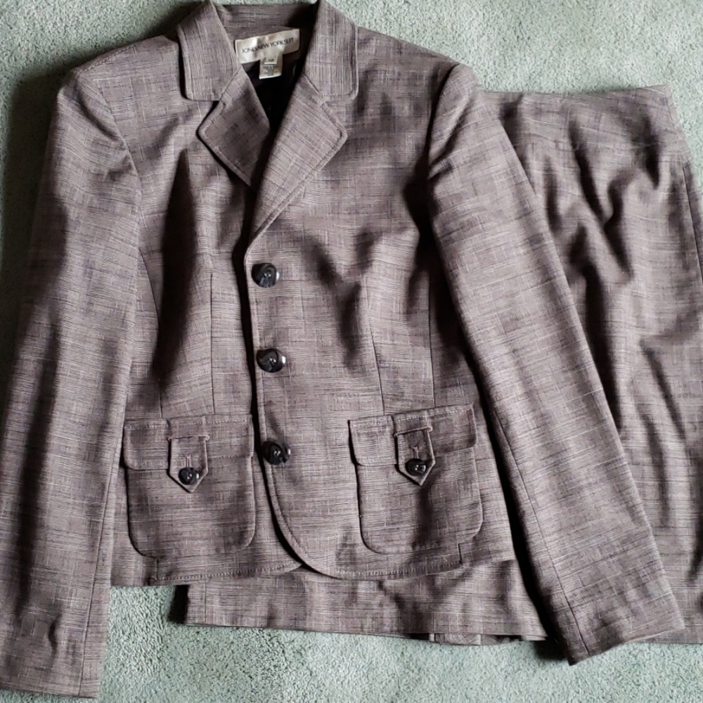 EUC Jones New York Suit Sz 10 brown skirt suit